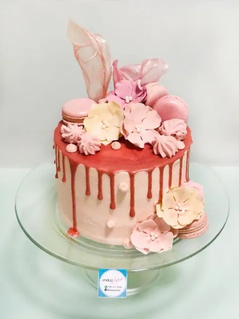 Pastel rosa con macarons